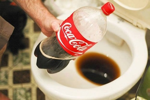 coca cola cách tẩy bồn cầu bị ố vàng lâu ngày