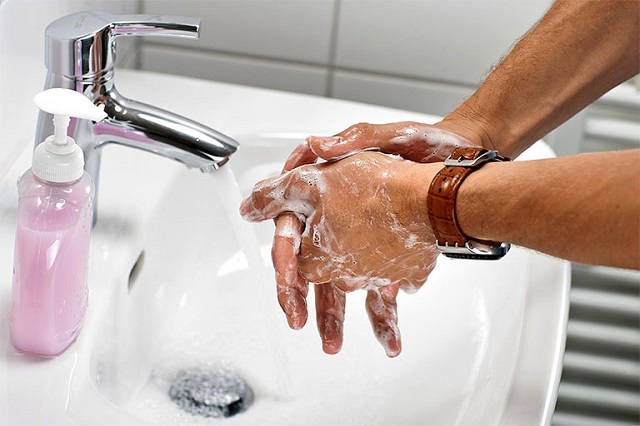 Sau khi đi vệ sinh cần rửa tay sạch sẽ